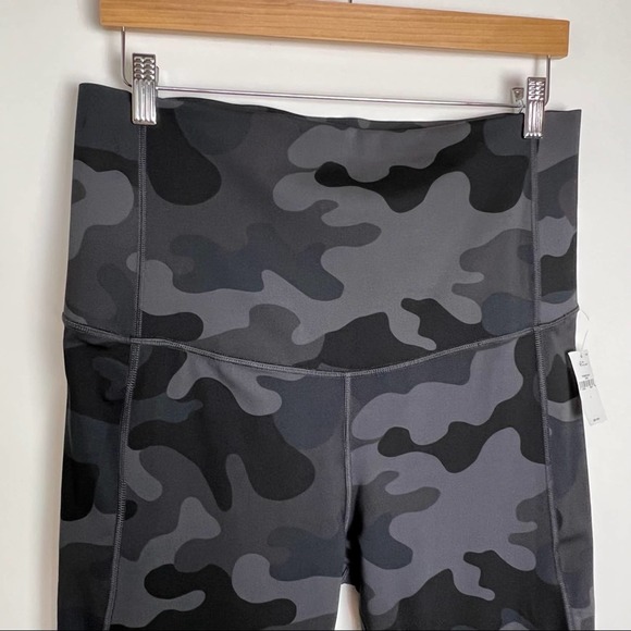 New Gap Maternity Power Recycled Full Panel Capri Leggings Large Camo - Picture 5 of 9